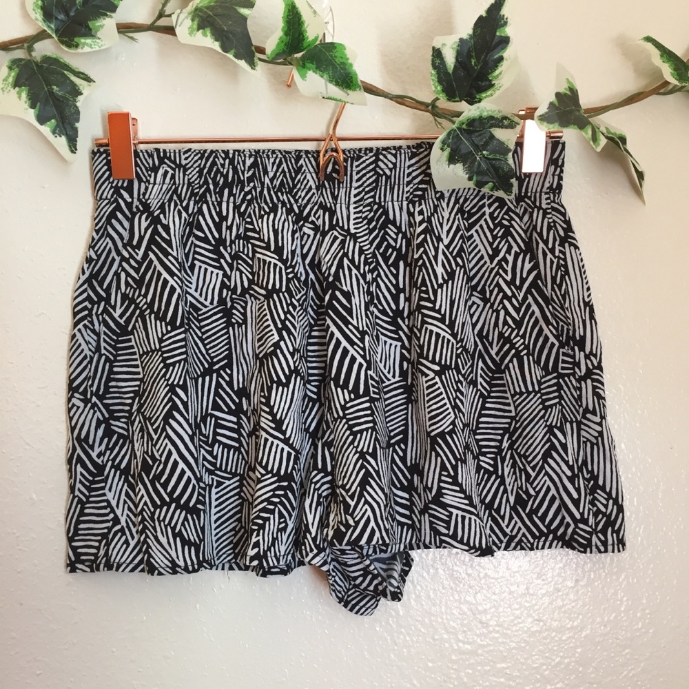 BP Black and White striped loose shorts size M